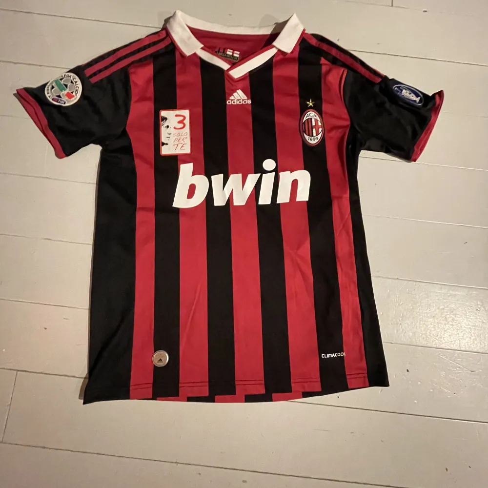 AC Milan fotbolls tröja, Ronaldinho nmr 80, bra skick bara andvänd ett fåtal gånger . T-shirts.