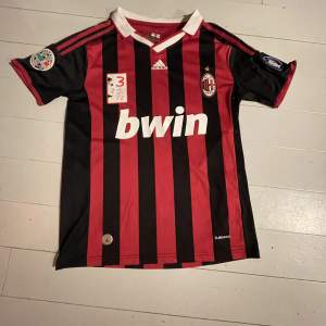 AC Milan fotbolls tröja, Ronaldinho nmr 80, bra skick bara andvänd ett fåtal gånger 