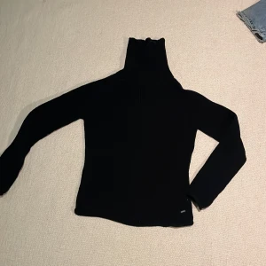 Stickat polo tröja  - Jättefin stickad polo tröja i super bra sick! Super fin till vintern! Det står att det är strl M men skulle säga att det är en S 