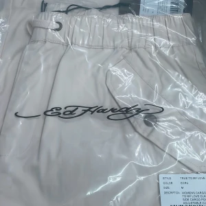 Ed Hardy cargos - Ed Hardy cargos i färg beige. Helt oöppnade och säljs för att jag fick för många av dem. Etikett och påse är kvar. För intresse skriv gärna:) nypris ca 1100kr 