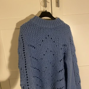 Stickad tröja  - Blå stickad tröja ifrån hm, inga defekter! Gullig till vintern💗