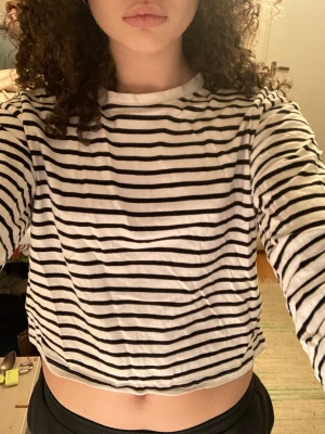 Randig långärmad  - Ny och oanvänd randig tröja från Lindex, nypris 300kr.