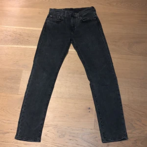 Levis 502 - Mycket bra skick. Grå/svart