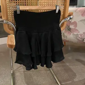 Säljer min volang kjol från Shein. Har använts mycket men ser fortfarande fin ut. Den är svart och i storlek XS/S 