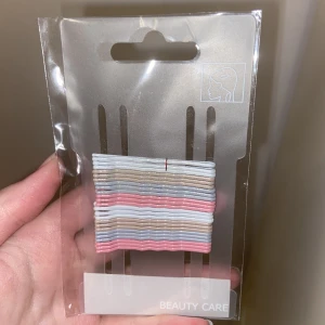 Hårnålar nya - Helt nya oöppnad 24 pack hårnålar i 4 olika färger 