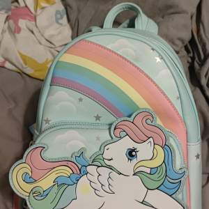 Söt ryggsäck från Loungefly med retro My Little Pony tema! Får ingen användning av den så säljer av den istället :)