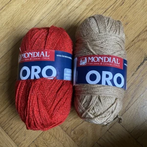 Glittrigt garn - Säljer dessa två glittriga garnnystan, 200g. Säljes helst ihop men går även var för sig. Ett guldglittrande och ett rödglittrigt. 92% akryl 8% polyester. Stickor strl 4-5mm. Mer glittrigt irl men svårt att få på bild ❤️