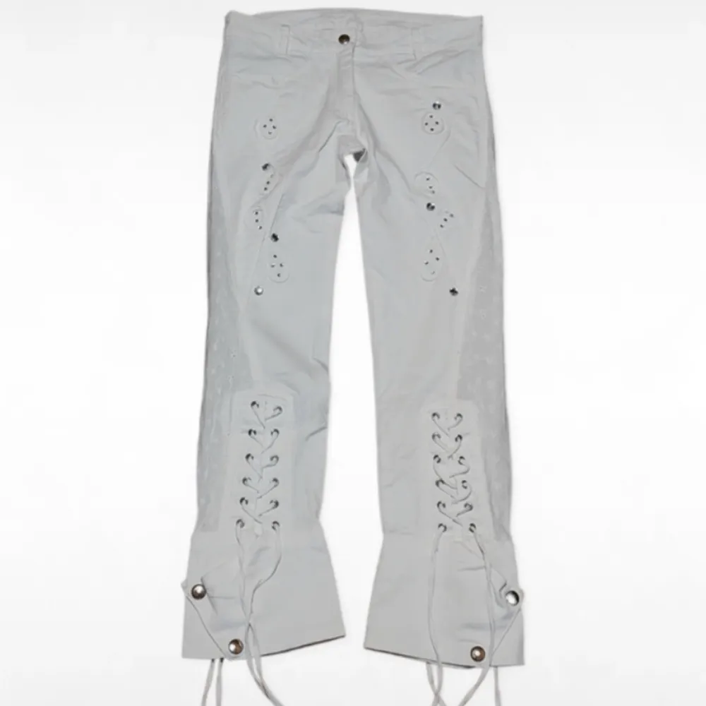Säljer dessa sjukttttt coola jeans med snörning! . Jeans & Byxor.