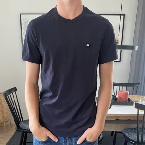 J.Lindeberg t-shirt - Tjena! Säljer nu min snygga J.Lindeberg t-shirt som är 10/10 i skicket. Den är i storlek S och kostar 600 nypris.  Hör av dig vid minsta lilla fundering!