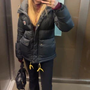 Fjällräven jacka  - PASSA PÅ NÄR DET ÄR FRIFRAKT! Säljer mina asss snygga fjällräven jacka😍Det har råkat komma något vit på inner armen som inte går bort. Men det syns inte tydligt när man har på sig jackan. Annars är den i bra skick. Skriv för fler bilder!!🤝
