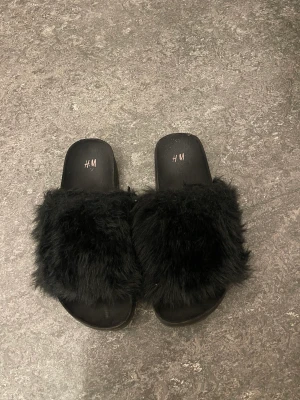 Tofflor - Använda - gott skick Svarta pälstofflor storlek 39 (50kr) Oanvända Rosa pälstofflor storlek 39 (50kr) Använda - gott skick Tofflor med rosett storlek 38/39 (80kr)