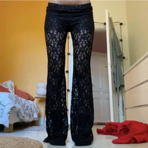 Spets byxa - Säljer dessa trendiga spetsbyxorna från vero Moda! Aldrig använda så lappen är kvar. Lånad bild