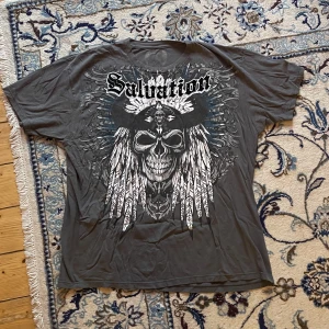 Graphic Tee  - Cool tee med najs tryck!! Affliction y2k stuk🤙Storlek XXL men passar som large. För mer bilder/mått skriv ett PM!! 