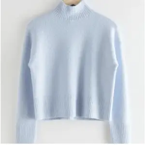 Mysig ljusblå stickad tröja. Finns en liten fläck som knappt syns, bara i vissa ljus, därav priset.
