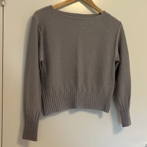 Glittrig tröja från Stockh LM - Glittrig långärmad tröja från STOCKH LM, varan är nästintill oanvänd och har inga framträdande defekter 