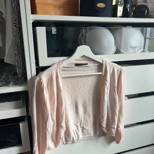 Kofta/bolero  - supersöt babyrosa kofta/bolero med trekvartsarmar  skulle säga att det är en S/M