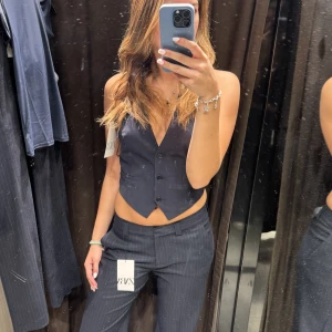 Kostym topp - Säljer denna kostymtoppen från zara. Köpt för 379 kr. Storlek xs. Passar tyvärr inte mig.