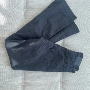 Levis jeans - Jättsnygga jeans från levis, använda ett par gånger men är i gott skick. Säljes pga att de inte längre kommer till användning. 