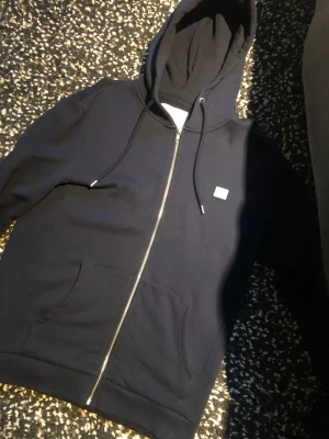 Zipup hoodie - Zip-up från Les Deux i färgen marinblå. Cond: 10/10. Storlek M.