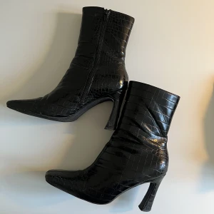 Klackar - Så fina klackar ifrån Gina tricot. Sparsamt använda i fint skick. Klackhöjd 9cm.