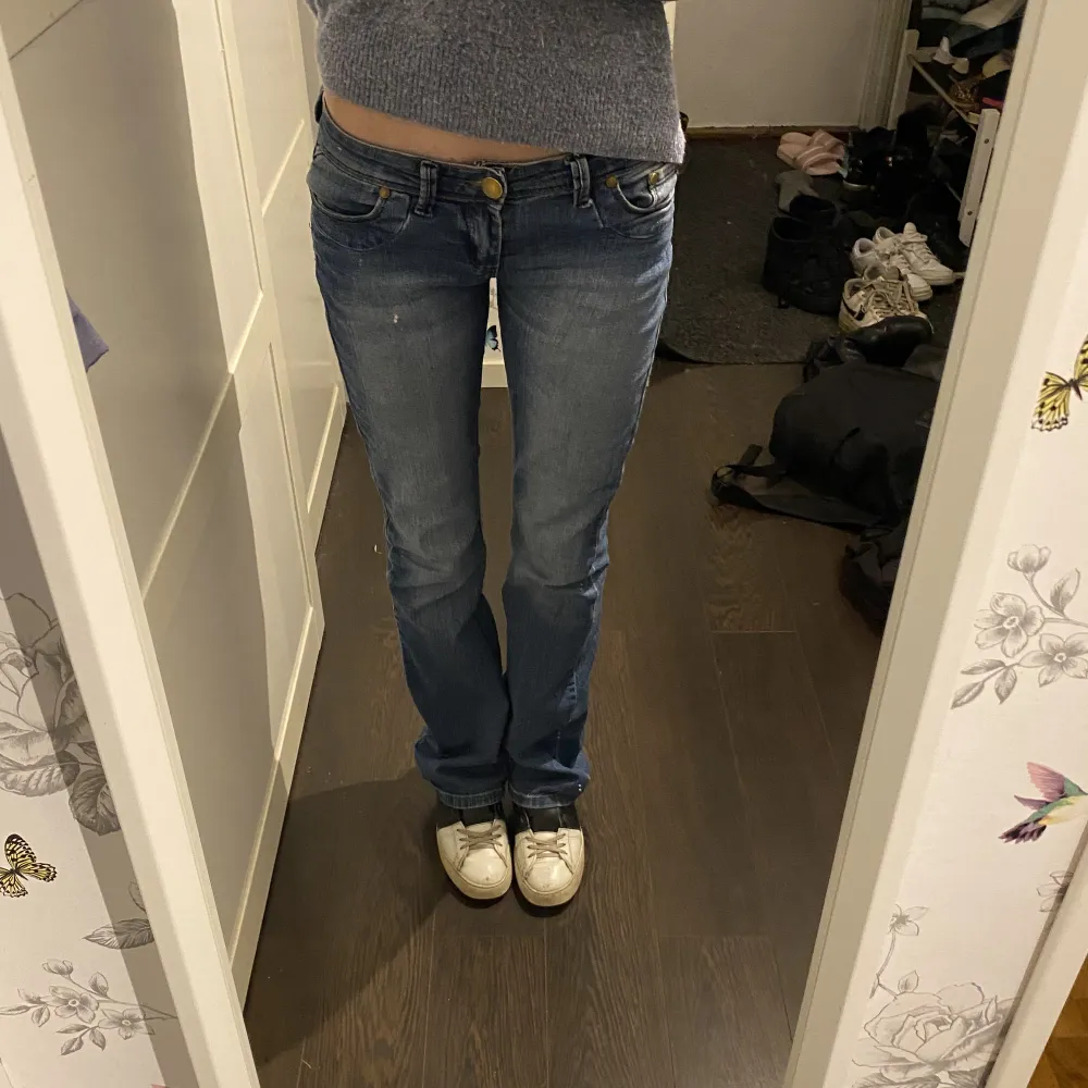 Skitsnygg lågmidjade jeans från bootcut. Fint skick.  Midjemått: 38cm tvärs över.  Innerbenslängd: 80cm 💕💕. Jeans & Byxor.
