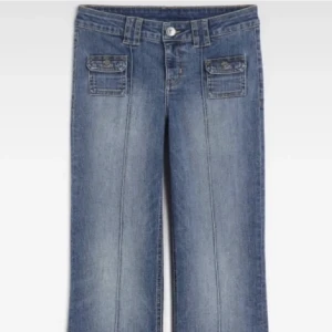 Snygga jeans  - Säljer dessa extremt snygga jeans som tyvärr var försmå när jag fick hem dem. Det är storlek 36 och ser aldrig använda ut💗 pris går att diskutera vid snabb affär!!