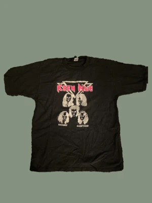 T-shirt med tryck - T shirt köpt från Etresex. Coolt tryck och bra kvalitet. Skriv för fler bilder, mått 🙌