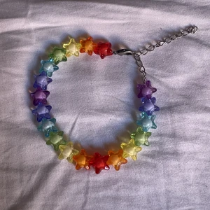 Armband regnbåge stjärnor - Supergulligt armbant med stjärnor i regnbågsmönster<3 Justerbart 18cm-26cm så passar de flesta:) 
