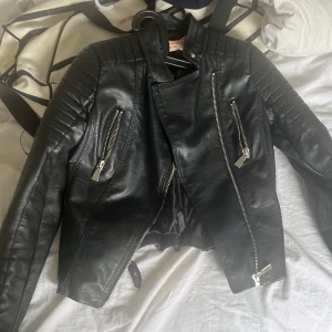 Skinnjackan storlek 36 - Skinnjacka i storlek 36 säljes då den blivit för liten. Jackan är i perfekt skick och är använd fåtal gånger. Märke: chiquelle