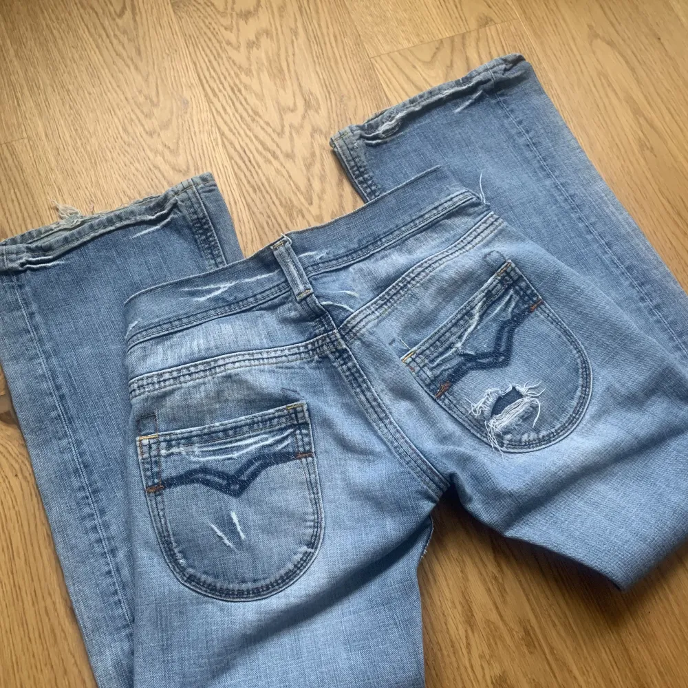 Lågmidjade vintage jeans, straight leg. Säljer då de är för stora för mig. Storlek w28/l32. Jeans & Byxor.