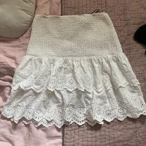 Säljer denna super söta vita kjolen från Holly&Whyte för att den inte kommer till användning☺️ 