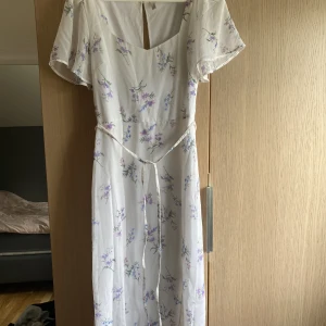 Klänning - Klänning från Nelly. Endast använd 1 gång i några timmar, hemma. 