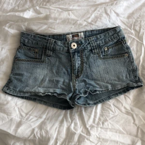 Lågmidjade jeansshorts - Low Rise jeansshorts i ljus tvätt med väldigt coola och unika sömmar och fickor. Det står storlek M men jag skulle snarare uppskatta att dom passar en S. Har fler liknande shorts till salu.