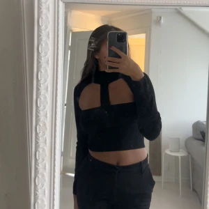 Zara top  - Säljer denna snygga topp från zara. I storlek M. Skulle säga denna är mindre i storleken, känns som en s.