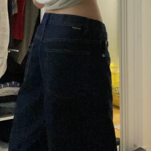 Baggy jeans mörkblå  - Snygga baggyjeans 🤩 helt nya, jag är 173cm lång och har storlek 36 (skriv om fler frågor/bilder)