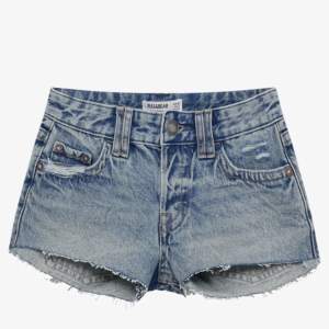 Säljer dessa shorts från pull & bear som är köpta på zalando. Bara använda en gång så dom är som nya❤️ordinarie pris 300kr