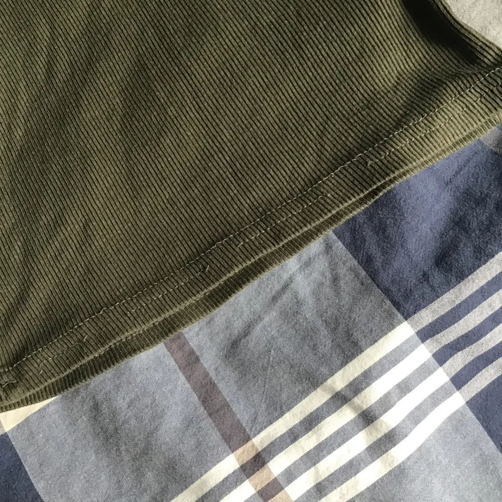 H&M DIVIDED grön lång linne, linnet är väldigt strechig som gör så att det sitter bättre på kroppen, andvänt några gånger men är i bra skick, är i stoelk XS men skulle kunna passa S. Toppar.