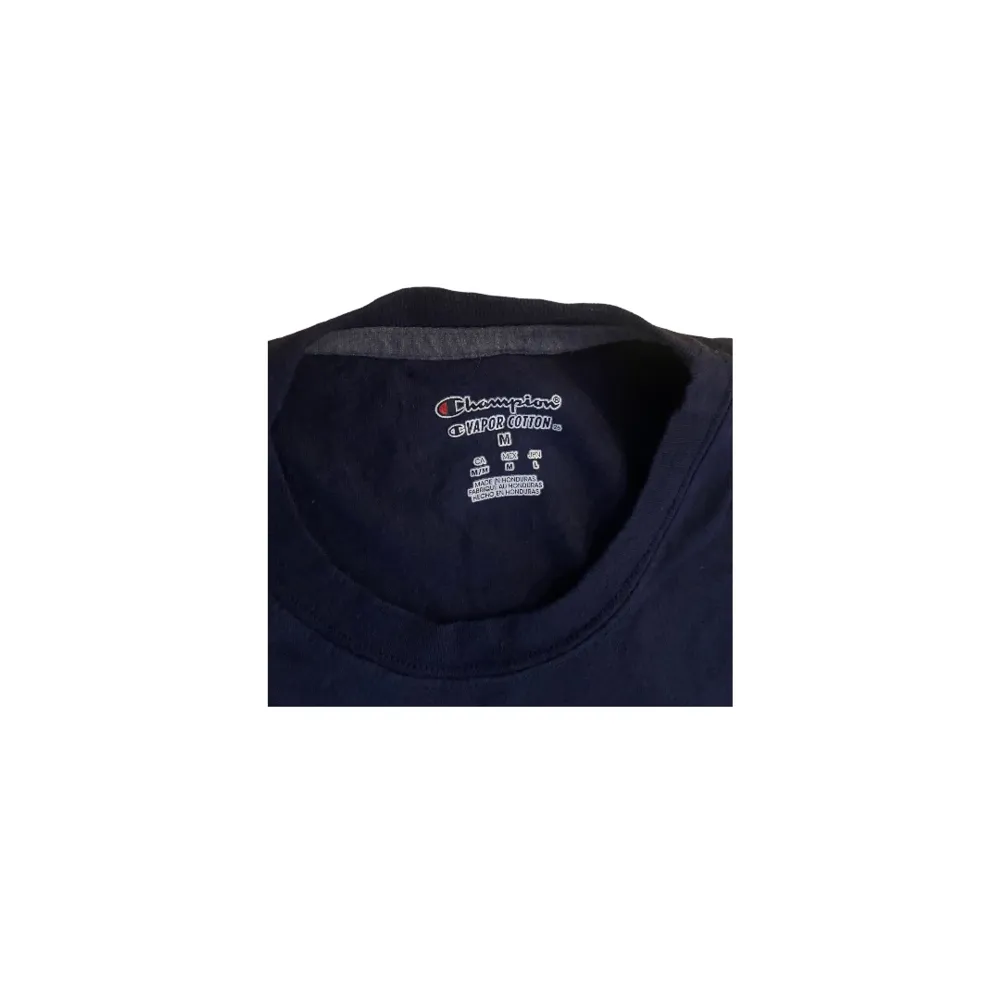 Champion Vapor Cotton Vintage T-shirt 🖤  Pris: •199kr  Stl: M  Bredd 47cm Längd 66cm  Kontakta oss för mer info🤍. T-shirts.