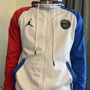 PSG dress - PSG dress i storlek M, röd,blå och vita färger. Passar till att chilla och träna med.