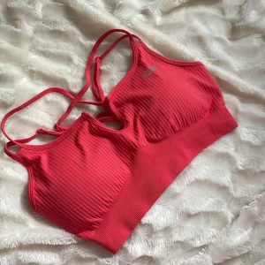ICIW ribbad sport bh coral red - Säljer en ICANIWILL sport bh i stl M. Endast testad då det var fel storlek för mig. Ribbat material.