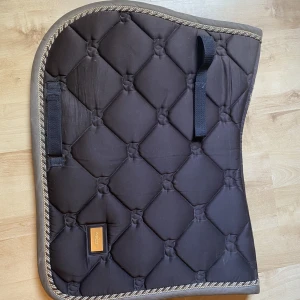 Es schabrak  - Equestrian Stockholm schabrak storlek Full. Jättefint och använt fåtal gånger.🙌