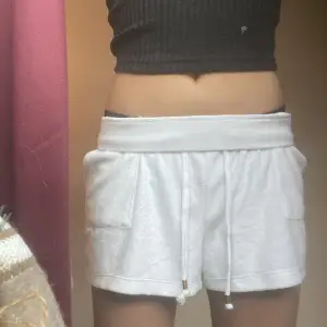 Fina vita juicy shorts i storlek S som inte kommer till andvändning för att jag inte riktigt gillar shorts så mycket💗köpare står för frakt