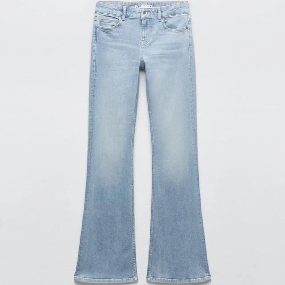 Säljer dessa zara jeansen ❤️  Jeansen är i storlek 36 men är som 34, jag är själv en 34 och de passar mig perfekt❤️. Jeans & Byxor.
