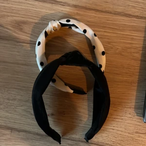 Hårband  - Två fina hårband! 