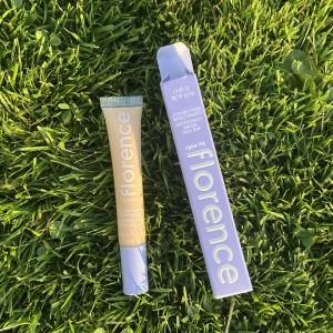 helt ny Florence concealer!!  - Helt ny! Aldrig andvänd💕💕 nypris: 235 kr.💕 säljer för att det är fel färg och jag slängde kvittot 😅 finns att hämta i umeå annars står köpare för frakt 💕 frakt 29kr💕 färgen är mycket ljusare än förpackningens färg!!