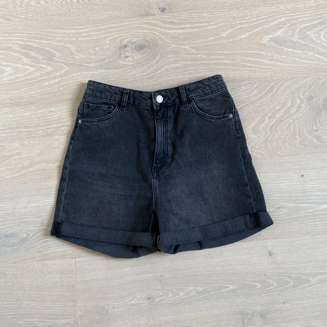 Svarta högmidjade jeans shorts 