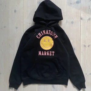 China town market hoodie - En china town market / Market (nytt namn) hoodie med en  klassisk smiley. Otroligt fin passform och skicket är fenomenalt.