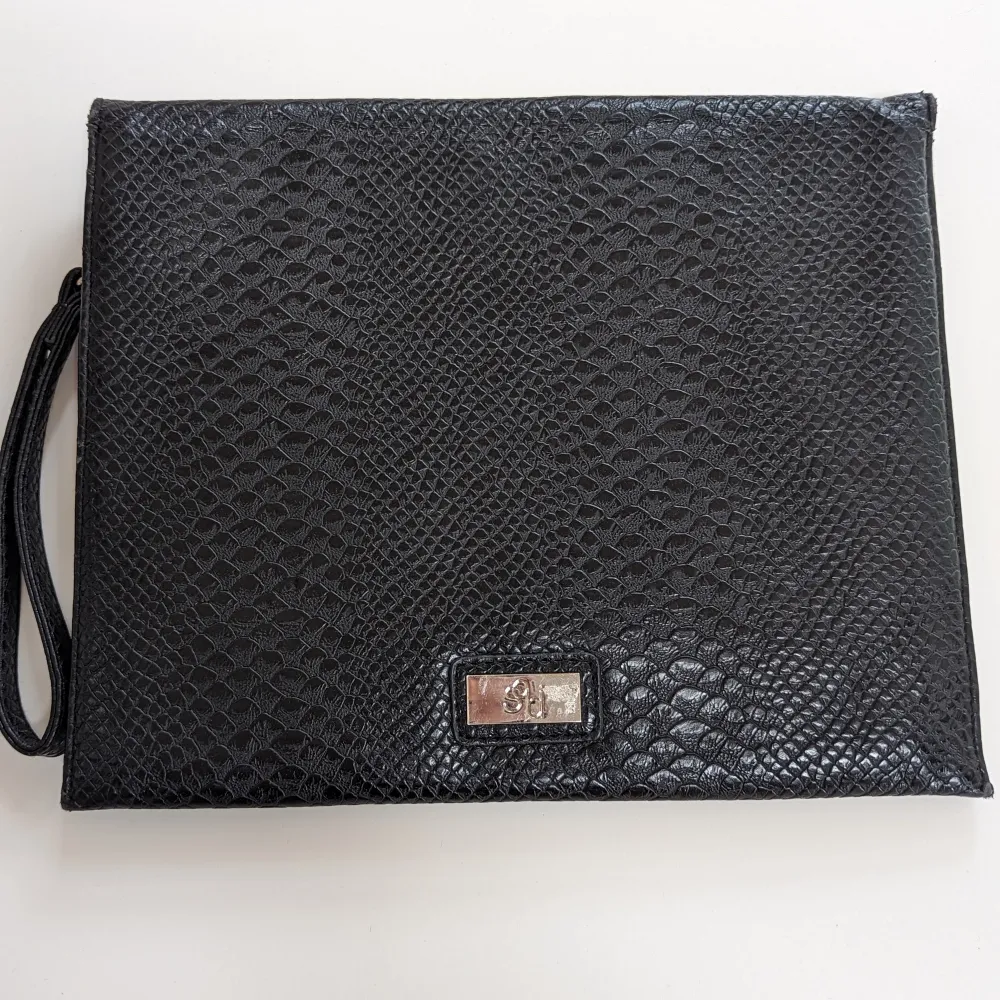 🖤Mycket bra skick  🖤Tillverkad av ekologiska läder  🖤Unik Vintage Handväska. 🖤 Köpte från secondhand butik    Höjd 23 cm Bredd 28 cm. Väskor.