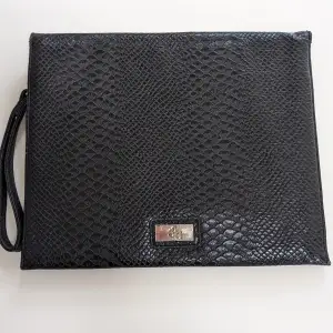 🖤Mycket bra skick  🖤Tillverkad av ekologiska läder  🖤Unik Vintage Handväska. 🖤 Köpte från secondhand butik    Höjd 23 cm Bredd 28 cm