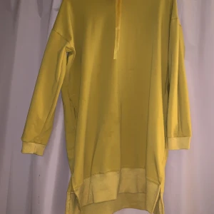 Hoodiekänning - Senaps gul jätte mysig hoodiekänning. 